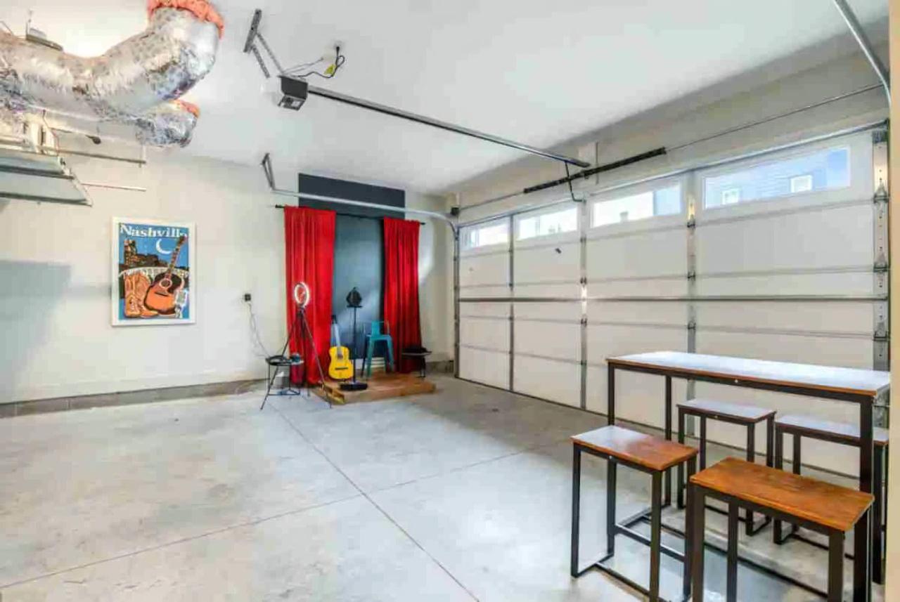 Rooftop Skyline View - Karaoke Stage - 4 Bedroom