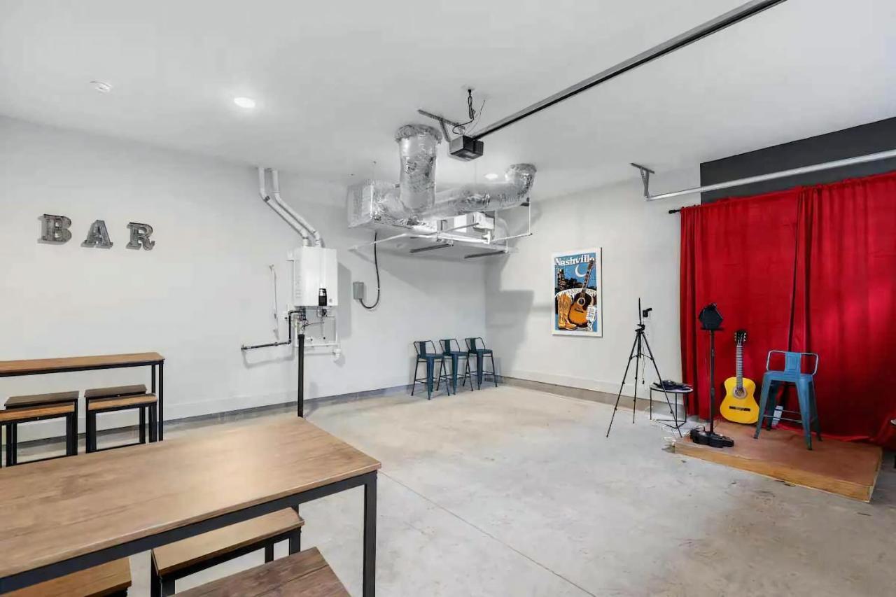 Rooftop Skyline View - Karaoke Stage - 4 Bedroom *